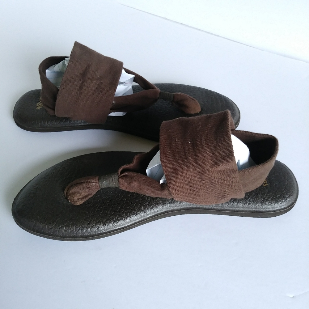 Sanuk Brown Fabric Toe-Loop Sandals